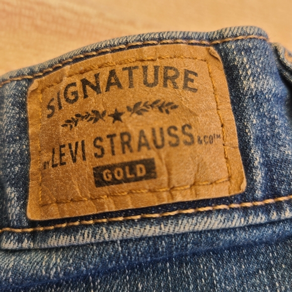 Signature by Levi Strauss High Rise Distressed Raw Hem Shorts Size 10 - Picture 3 of 11